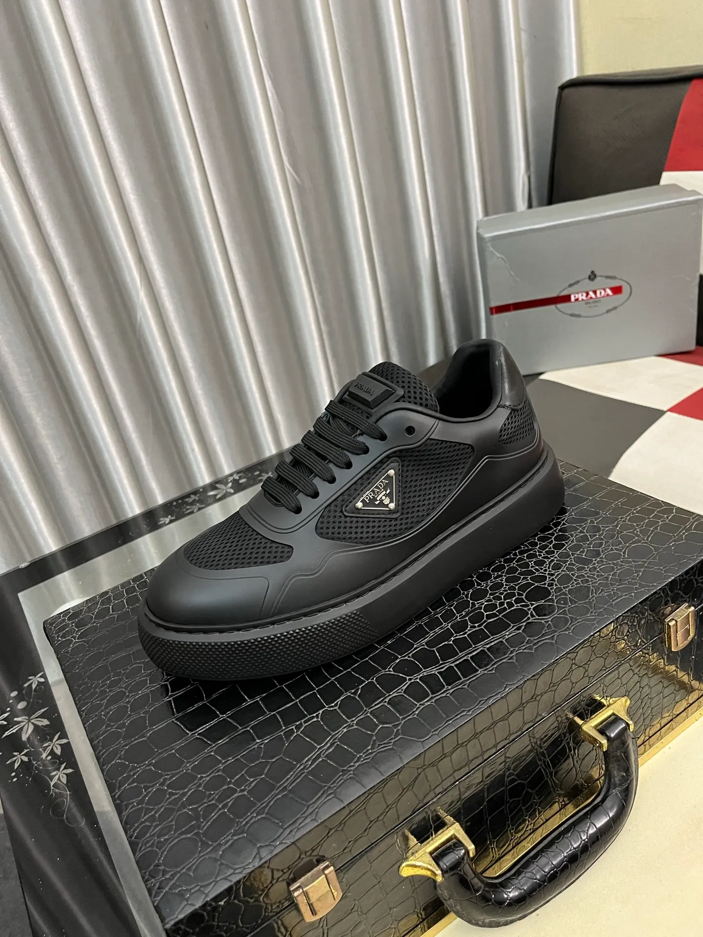 Men's shoes 💰580⌚️⌚️【PRADA】Prada - high-end quality original order 🔍🔍🔍 casual sports shoes - upper: imported 🔝 Napa calfskin, pebbled calfskin, branded glue hollow mesh canvas, shoe body sewn with branded metal fasteners - lining: water-dyed cowhide - outsole: ultra-light TPU foam rubber; two-color molded outsole -Ultra-high quality control, fine workmanship, highlighting (high-end, nobility, class) -Size: 38-445️⃣colors available
